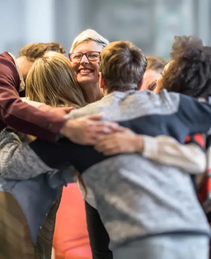 Participante reflexionando durante una sesión de grupo pequeño en Orlando